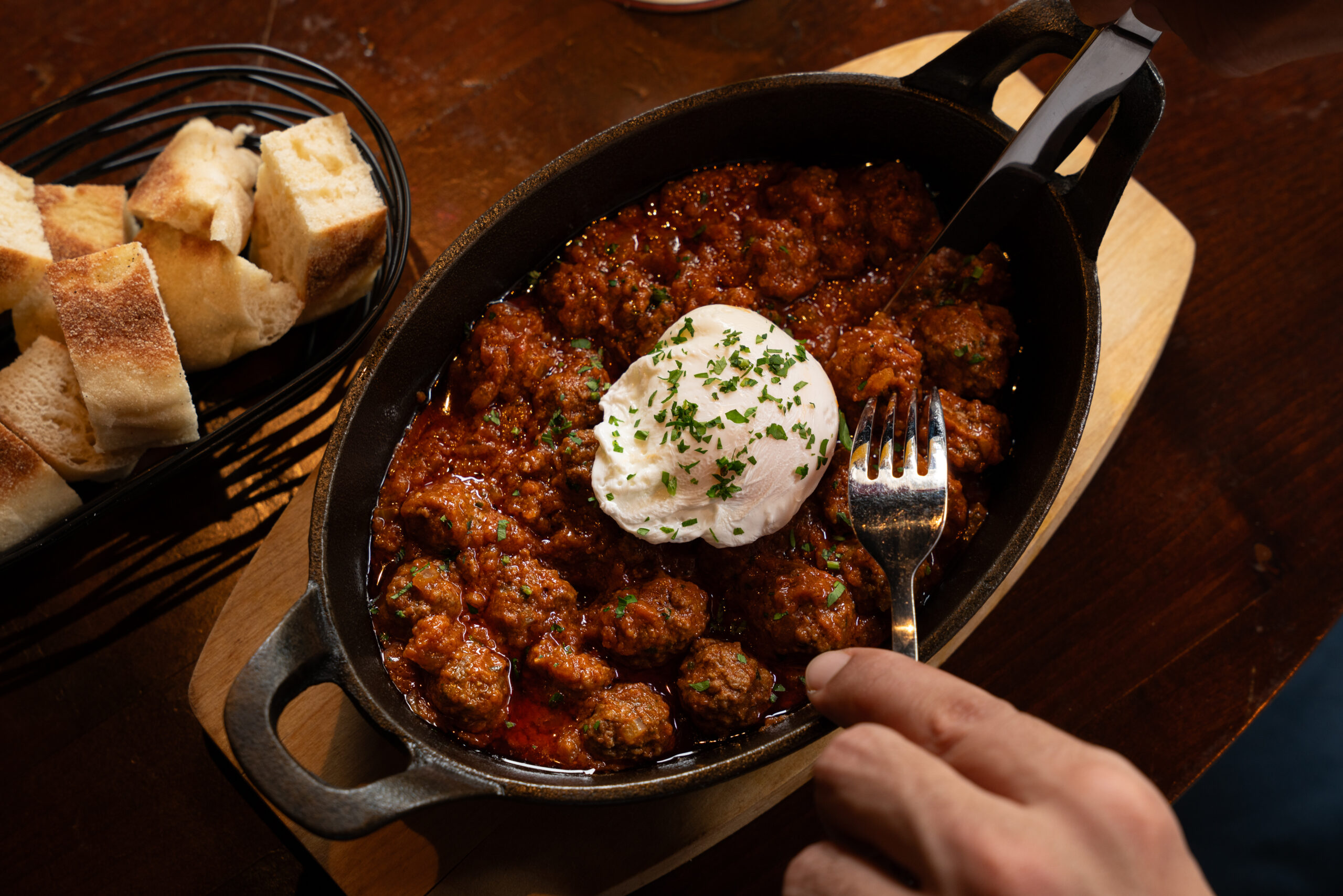 Keftas mijotées à la sauce tomate, œuf poché et pain maison