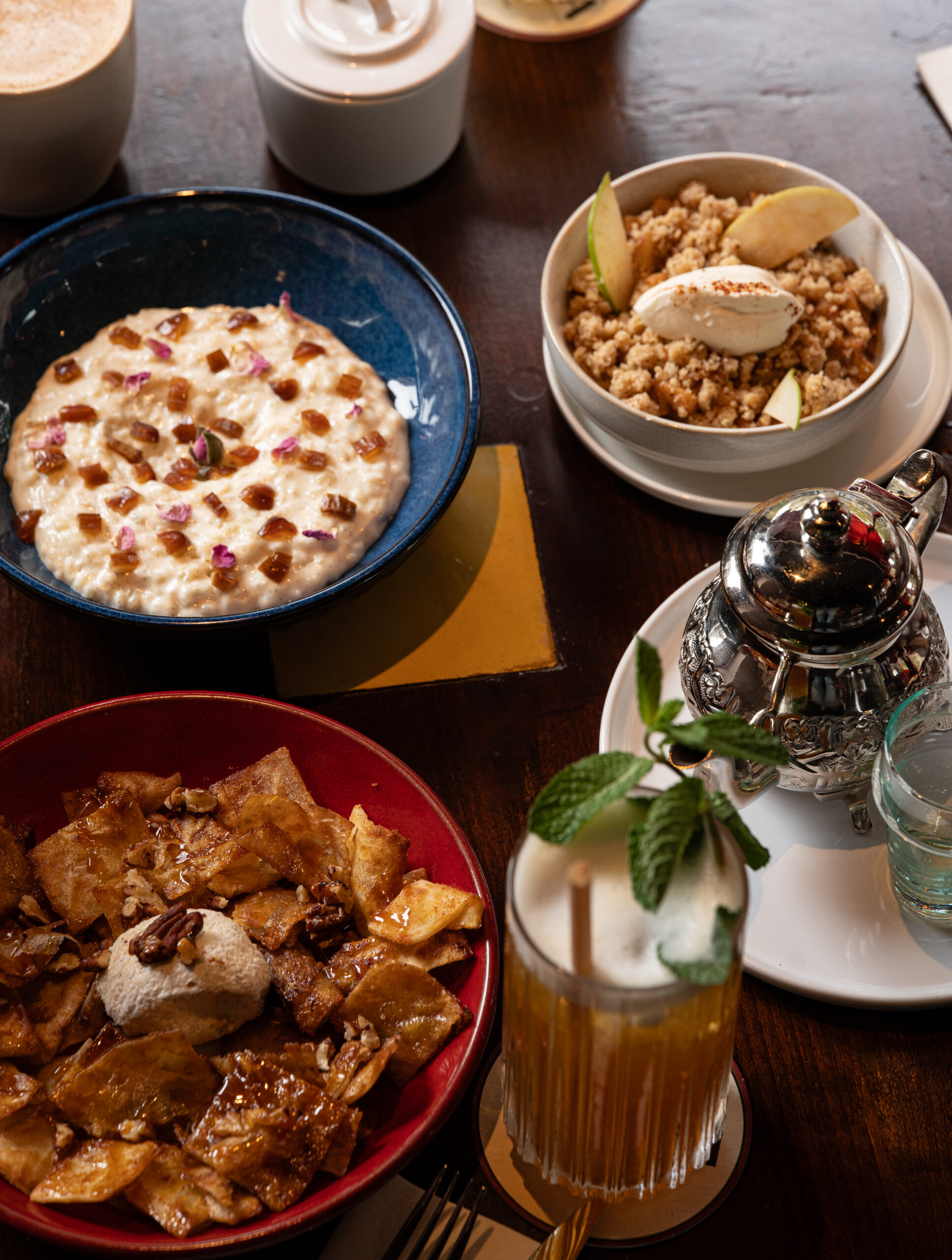 Table de brunch dressée au DIMA, plusieurs créations sucrées et salées vues de dessus